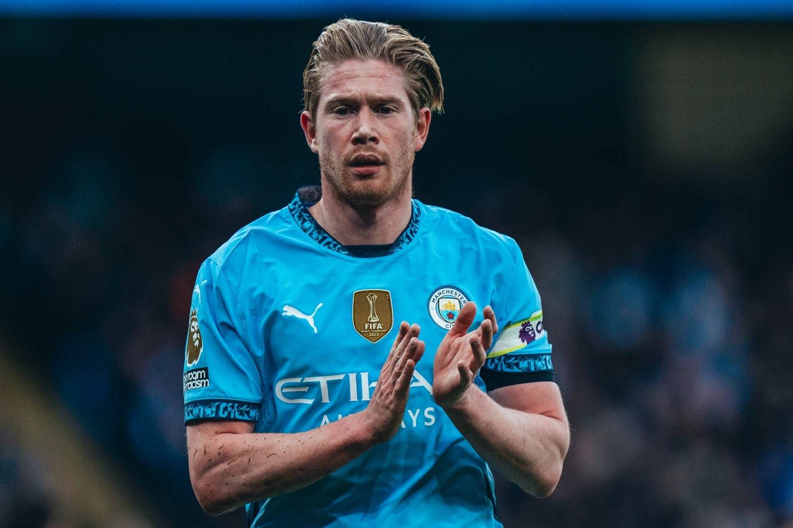 辛辛那提中场吉迪赛后与梅西交换球衣，双方握手并拥抱